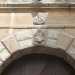 Un altro esempio di bassorilievo che raffigura una Madonna con il bambino. E' posto sull'architrave del portone dell'antico palazzo nobiliare della piazzetta dei 62 marinai